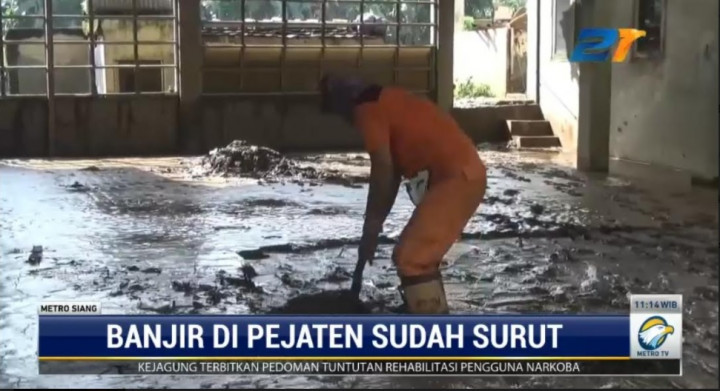 Banjir di Pejaten Timur Berangsur Surut, Warga Bersih-bersih Endapan Lumpur