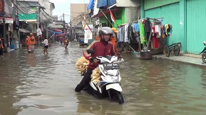 Terendam Banjir, 300 KK di Pluit Menolak Diungsikan