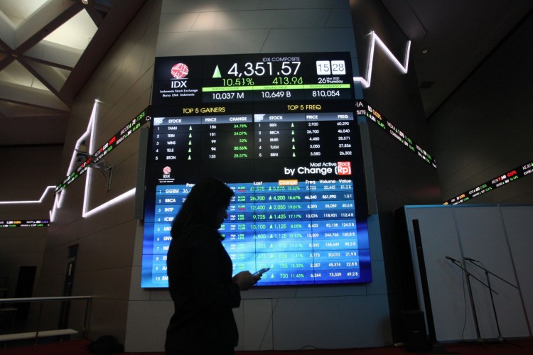 Ilustrasi investor mengamati pergerakan IHSG lewat gawainya - - Foto: MI/ Adam Dwi