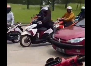 Viral Rombongan Motor Matik Arogan Tendang Mobil, Netizen: Duh Jamet Norak!