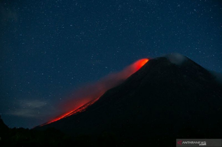 Gunung Merapi Luncurkan Awan Panas Sejauh 2 Kilometer