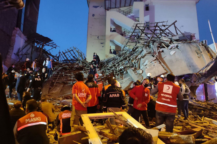 Bangunan Dua Lantai di Turki Runtuh, 10 Orang Tertimbun