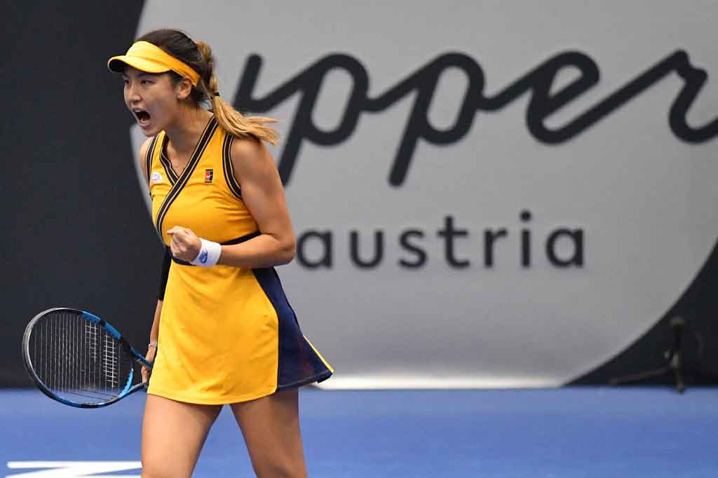 Foto: Petenis Tiongkok Tumbangkan Raducanu di Linz Open