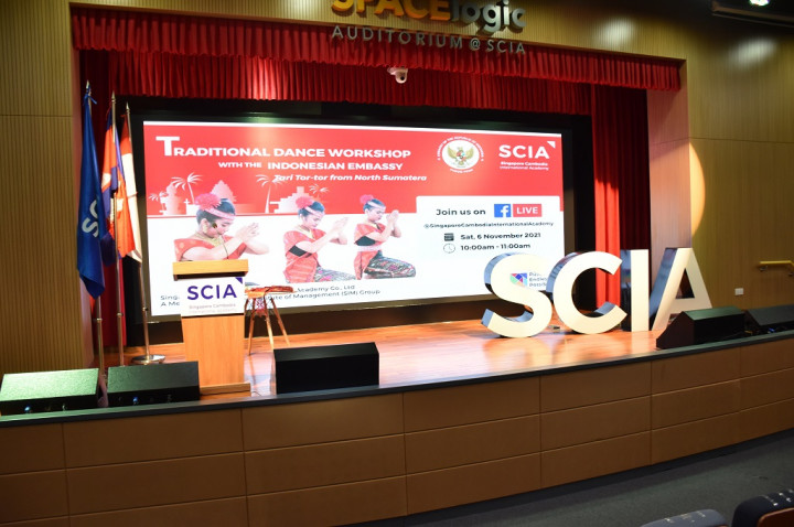 Tari Tortor Pukau Siswa Akademi SCIA di Phnom Penh Kamboja