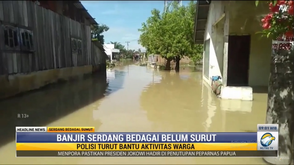 Banjir yang terus meninggi membuat aparat terus bersiaga dan patroli membantu korban. Metro TV