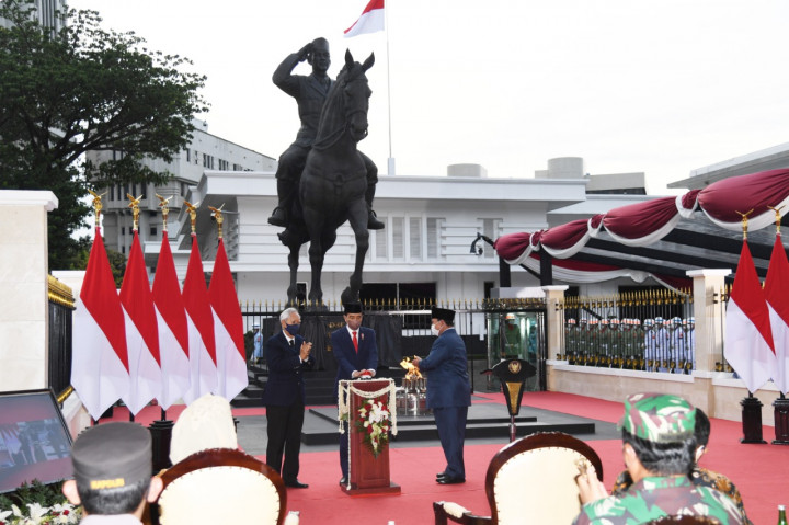 President Jokowi Inaugurates Fire Monument at Defense Ministry