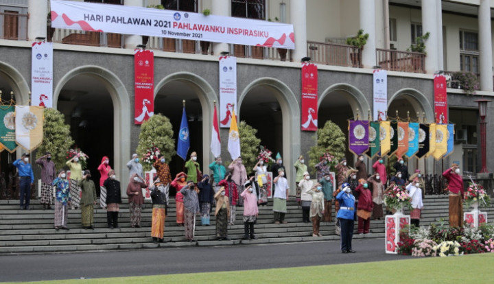 Rektor UGM Beri Penghargaan 47 Pegawai Pahlawan Pandemi Covid-19