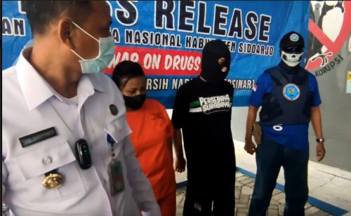 Mengedarkan Sabu, Seorang Ibu dan Remaja di Sidoarjo Ditangkap