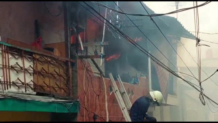 Rumah di Permukiman Padat Penduduk Muara Baru Hangus Terbakar