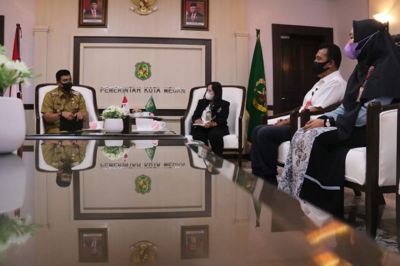  Wali Kota Medan, Bobby Nasution (kiri), ketika menerima pengurus Asosiasi UMKM Sumut di Kantor Wali Kota Medan, Selasa, 9 November 2021. ANTARA/HO-Diskominfo Kota Medan
