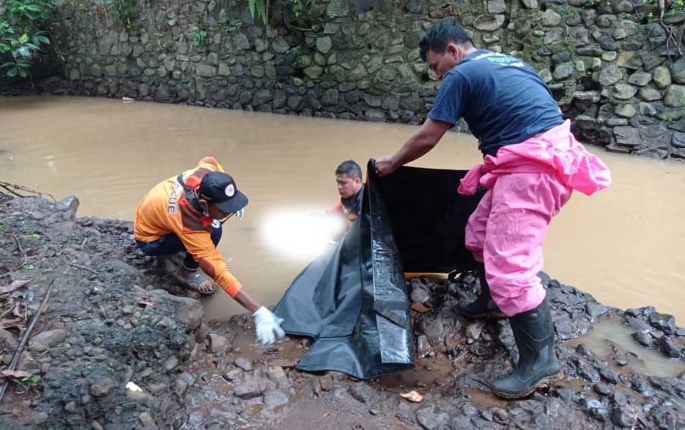  Korban tenggelem ditemukan relawan mengambang di sungai. Dokumentasi/ BPBD Jepara