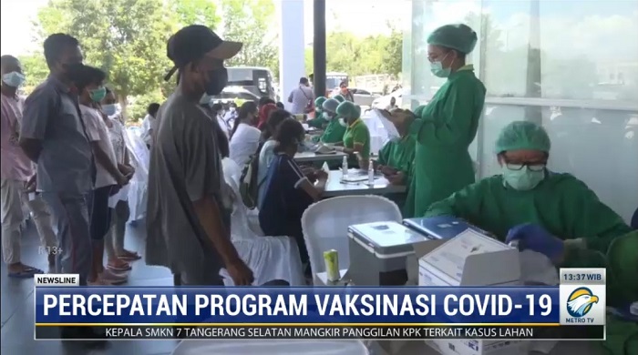 Relawan Berikan Vaksinasi Covid-19 di Pasar Baru Gresik