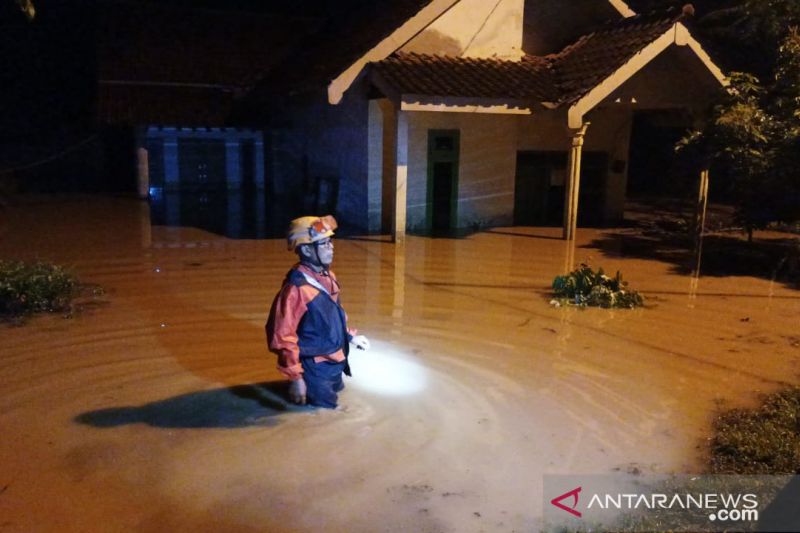 Petugas BPBD Jember menyisir sejumlah rumah warga yang terendam banjir di Kecamatan Semboro, Kabupaten Jember, Jatim, Rabu malam, 10 November 2021. FOTO ANTARA/HO-BPBD Jember