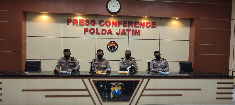    Kabid Humas Polda Jatim Kombes Gatot Repli Handoko, didampingi Dirlantas Polda Jatim dan Kapolres Jombang, jumpa pers kasus kecelakaan maut Vanessa Angel. (Medcom.id/Amal) 