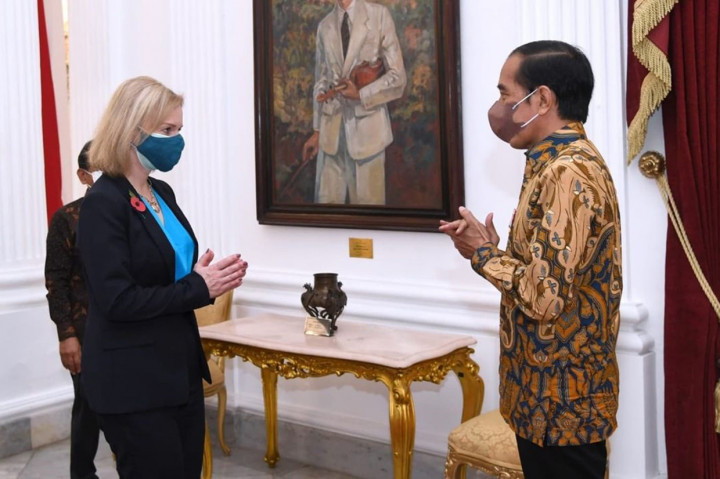 Jokowi Bertemu Menlu Inggris Bahas Ekonomi hingga Vaksin