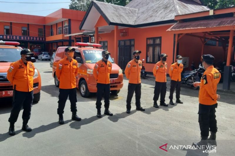  Tim penyelamat Basarnas Kendari menggelar apel sebelum mencari serorang lansia bernama Lakuo, 80, yang dilaporkan hilang di Desa Besulutu, Kecamatan Besulutu, Kabupaten Konawe. ANTARA/HO-Humas Basarnas Kendari