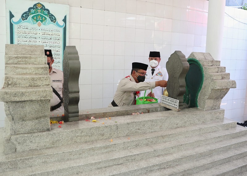   Wali Kota Makassar, Mohammad Ramdhan Pomanto, saat berziarah di Makam Pangeran Diponegoro, di Kota Makassar, Sulawesi Selatan. Istimewa. 