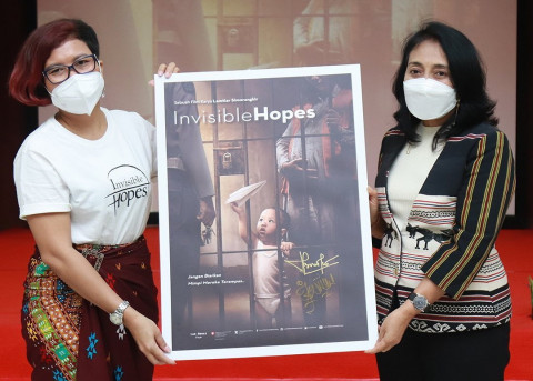Menang FFI 2021, Sutradara Film Invisible Hopes Minta Jokowi Berjanji Soal Ini