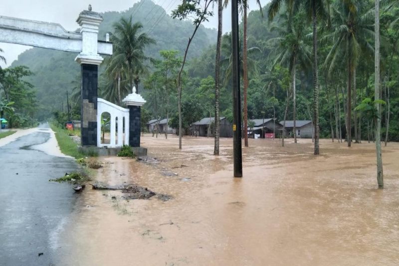Banjir melanda Kampung Nelayan Sadeng di Kecamatan Girisubo, Kabupaten Gunung Kidul, Daerah Istimewa Yogyakarta, Kamis (11/11/2021). (ANTARA/HO-TRC Gunung Kidul)