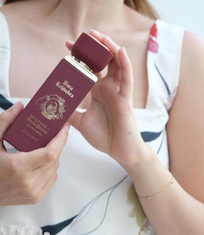 Para penggemar parfum ini pun berpendapat bahwa kolaborasi antara Mykonos dan Paola Serena menghasilkan parfum dengan kualitas tinggi . (Foto: Mykonos)