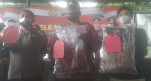 Kapolsek Prigen AKP Bambang Tri Sutrisno menunjukkan barang bukti kasus pembunuhan dan menangkap satu orang tersangka (Foto / Istimewa)
