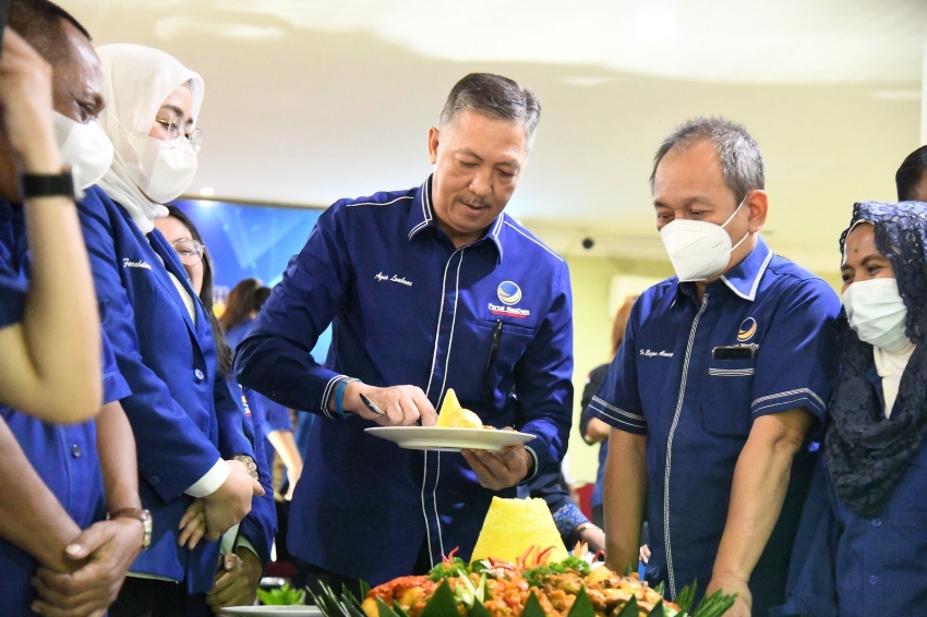 Bendahara DPW Partai NasDem DKI Jakarta, Agus Lomboan (tengah)