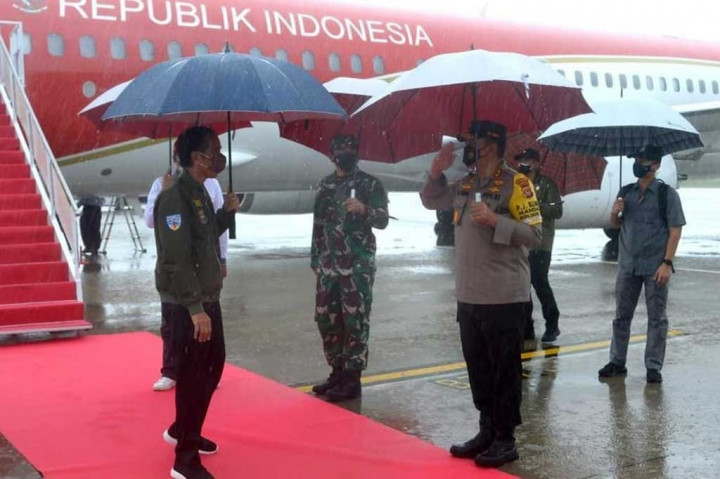 Hujan Sambut Kedatangan Jokowi di NTB