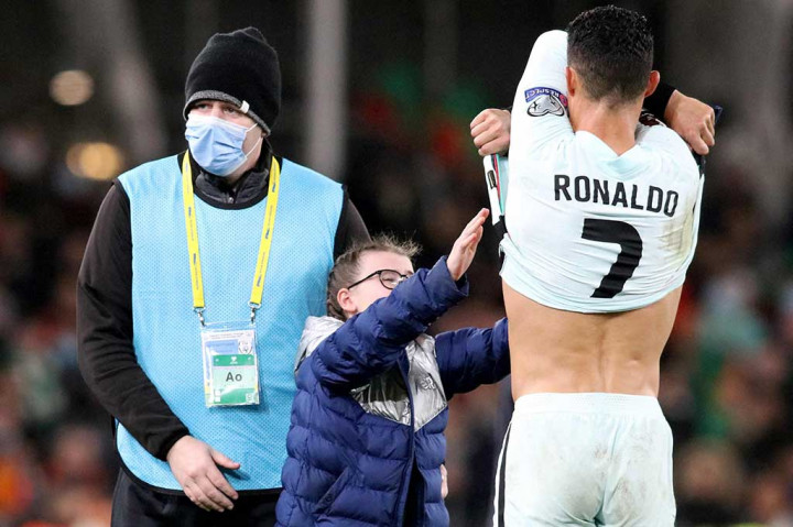 Momen Ronaldo Berikan Jersey untuk Penggemar Cilik Irlandia