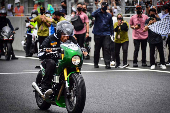 Saat Presiden Jokowi Geber Motor RI 1 di Sirkuit Mandalika