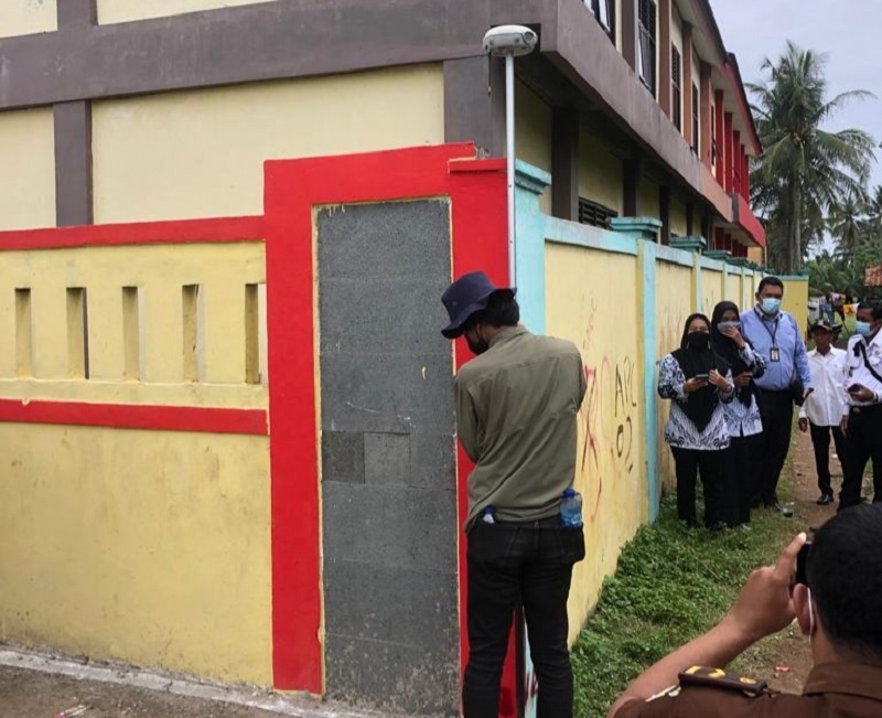   Tim appraisal Pemerintah Kabupaten Tangerang melakukan pengukuran terhadap SDN Kiara Payung.