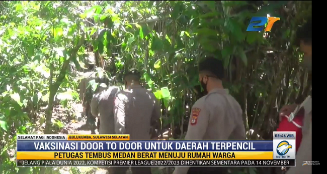 TNI-Polri <i>Door to Door</i> Vaksinasi Warga di Daerah Terpencil