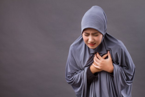 Wanita cenderung mengalami gejala serangan jantung yang khas, seperti nyeri dada dan sesak napas. (Foto: Freepik)