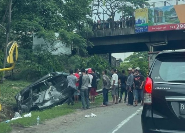 Kecelakaan Tunggal Minibus di Tol Japek, 9 Orang Terluka