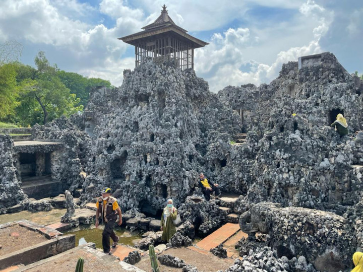 Konflik dengan Keraton Kasepuhan, Wisata Goa Sunyaragi Ditutup