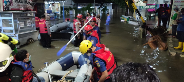 Kompleks Polri Pondok Karya Banjir, Ketinggian Air Hampir 1 Meter