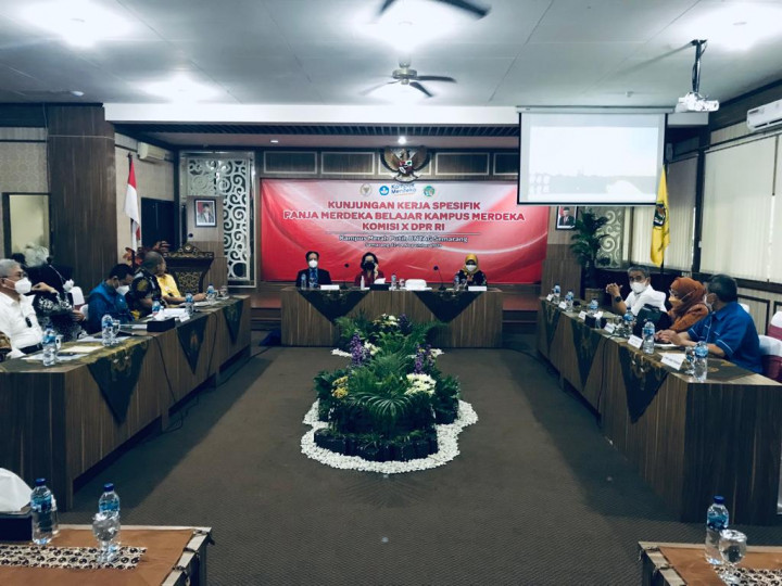 Kunjungan Kerja, Kemendikbudristek dan Komisi X Jaring Masukan Rektor Soal MBKM