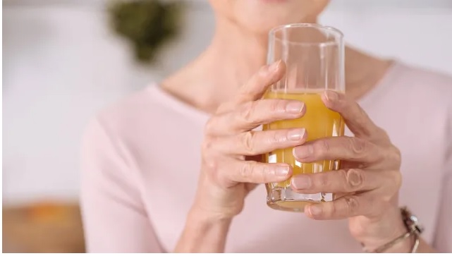 5 Asupan Minuman yang Bisa Merusak Tubuh setelah Usia 50 Tahun