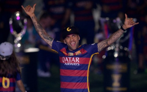 Resmi Pulang, Dani Alves Bersujud dan Cium Logo Barcelona di Camp Nou