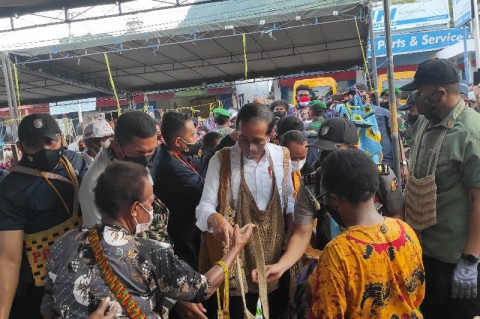 Jokowi Borong Noken di Papua
