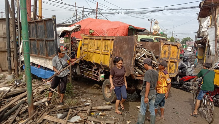 Lautan Sampah di Kali Prancis Tangerang Mulai Dibersihkan