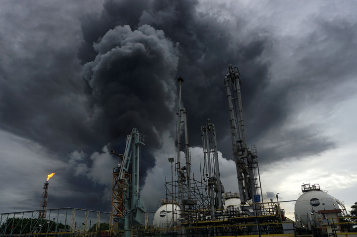 Potret Asap Kebakaran Tangki Pertamina Cilacap Masih Mengepul