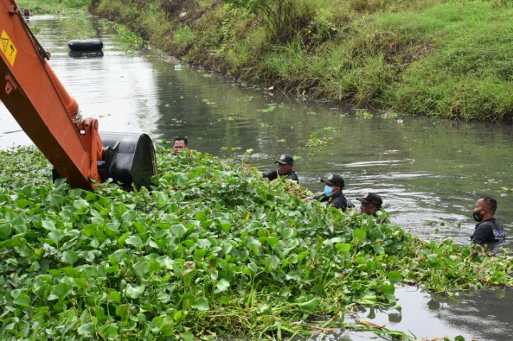 Antisipasi Banjir, Pemkab Mojokerto Keruk Sungai