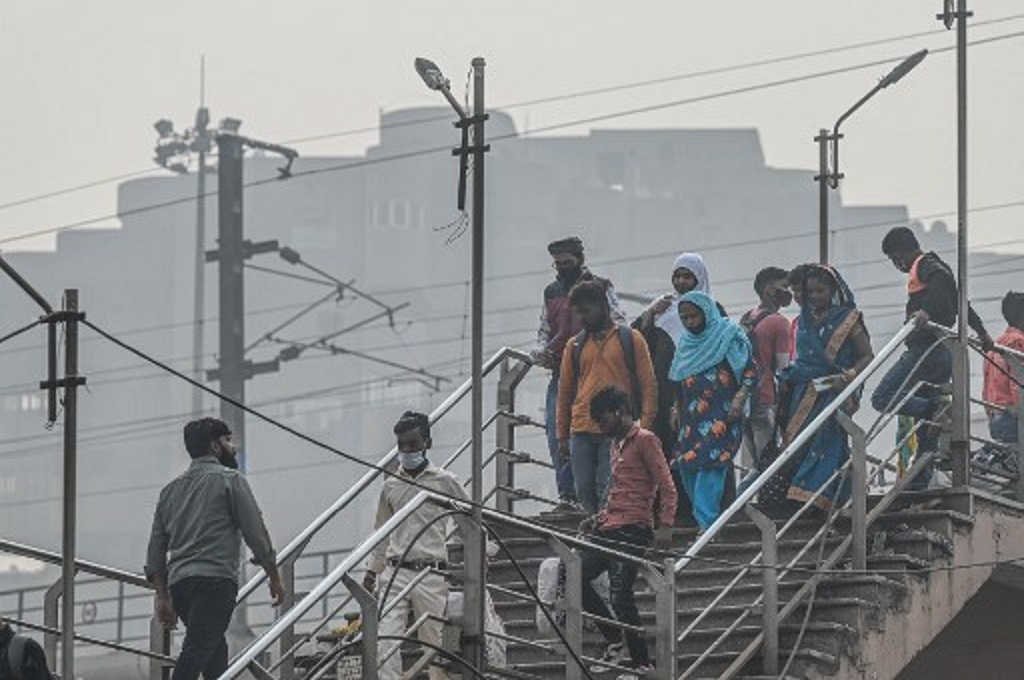 Warga India beraktivitas di tengah kondisi polusi udara di New Delhi, 12 November 2021. (Prakash SINGH / AFP)