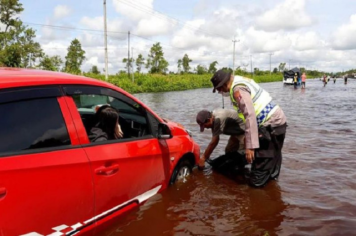 Jalan trans Kalimantan Terendam Banjir, Warga Diminta Waspada