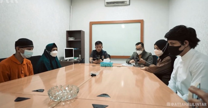 Cabut Laporan Polisi, Atta Halilintar Minta Youtuber Savas Cium Kaki Ibunya