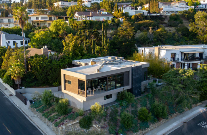 Potret Rumah Baru Pemeran Sang-Chi Seharga Rp71 Miliar