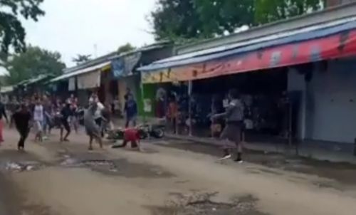 Terpojok, 2 Pencuri Motor Lemparkan Bondet saat Dikejar Warga