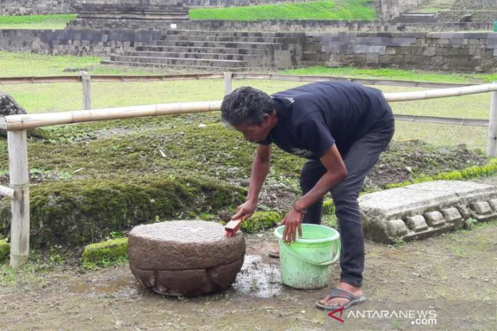 Studi Sungai di Liyangan Temukan Struktur Batu Bermotif Padma