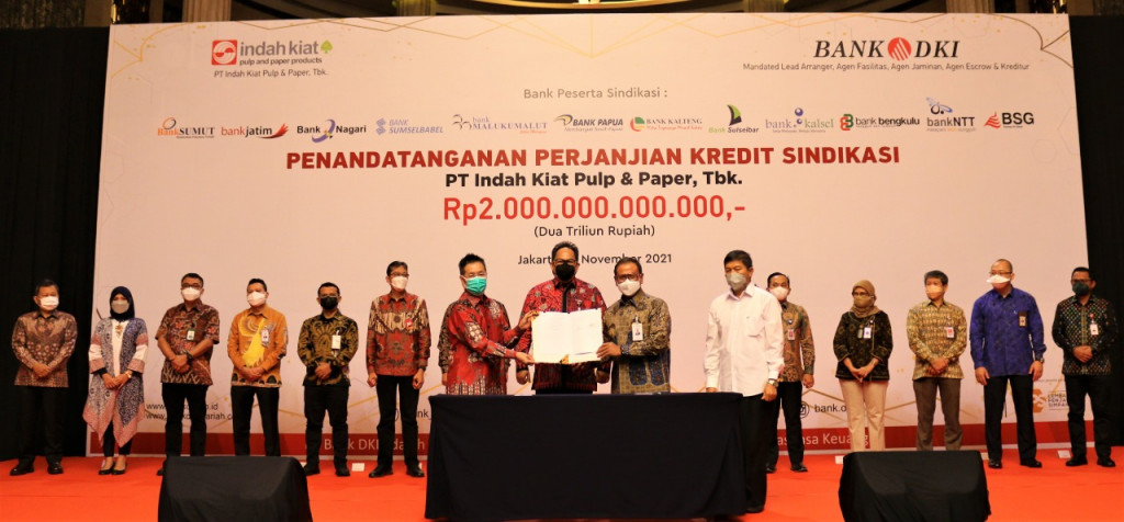 Bank DKI bersama PT Indah Kiat Pulp & Paper Tbk (IKPP) melakukan penandatanganan perjanjian kredit investasi secara sindikasi senilai Rp2 triliun dengan melibatkan 12 Bank Pembangunan Daerah Seluruh Indonesia (BPD SI). FOTO: Bank DKI