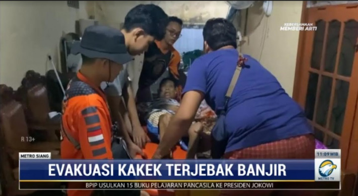 Terjebak Banjir Palangka Raya, Kakek Pengidap Stroke Berhasil Dievakuasi